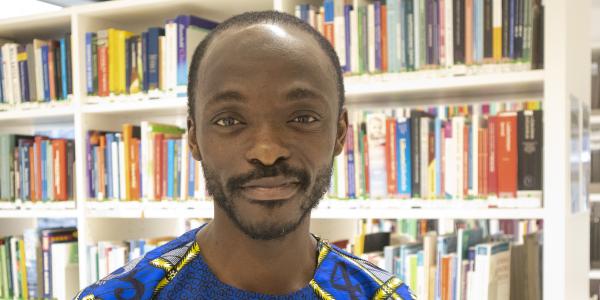 Emmanuel Kusi Appiah Vaasan yliopiston Tritonia-kirjastossa