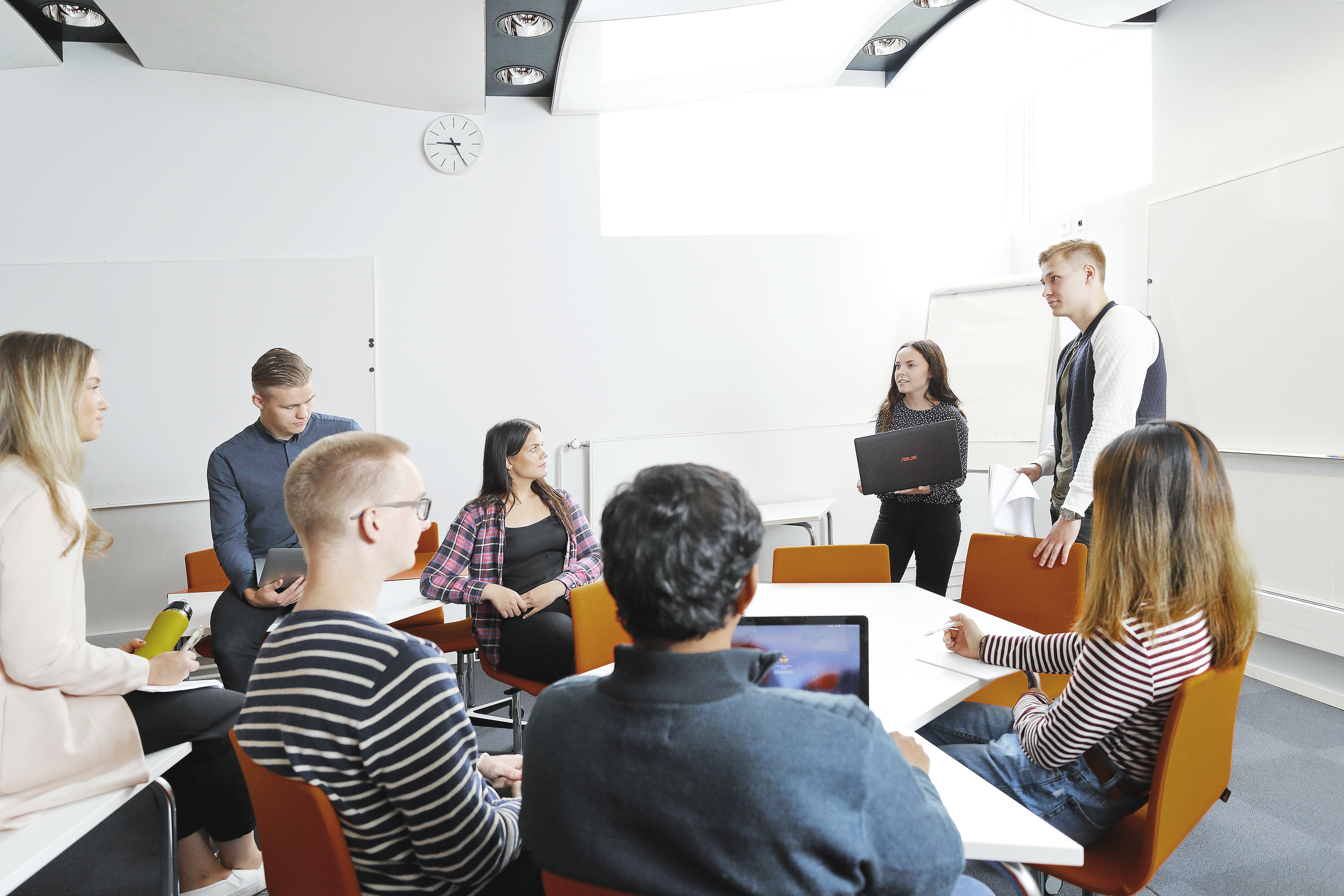 Vaasan yliopiston opiskelijoita. Kuva: Mikko Käkelä