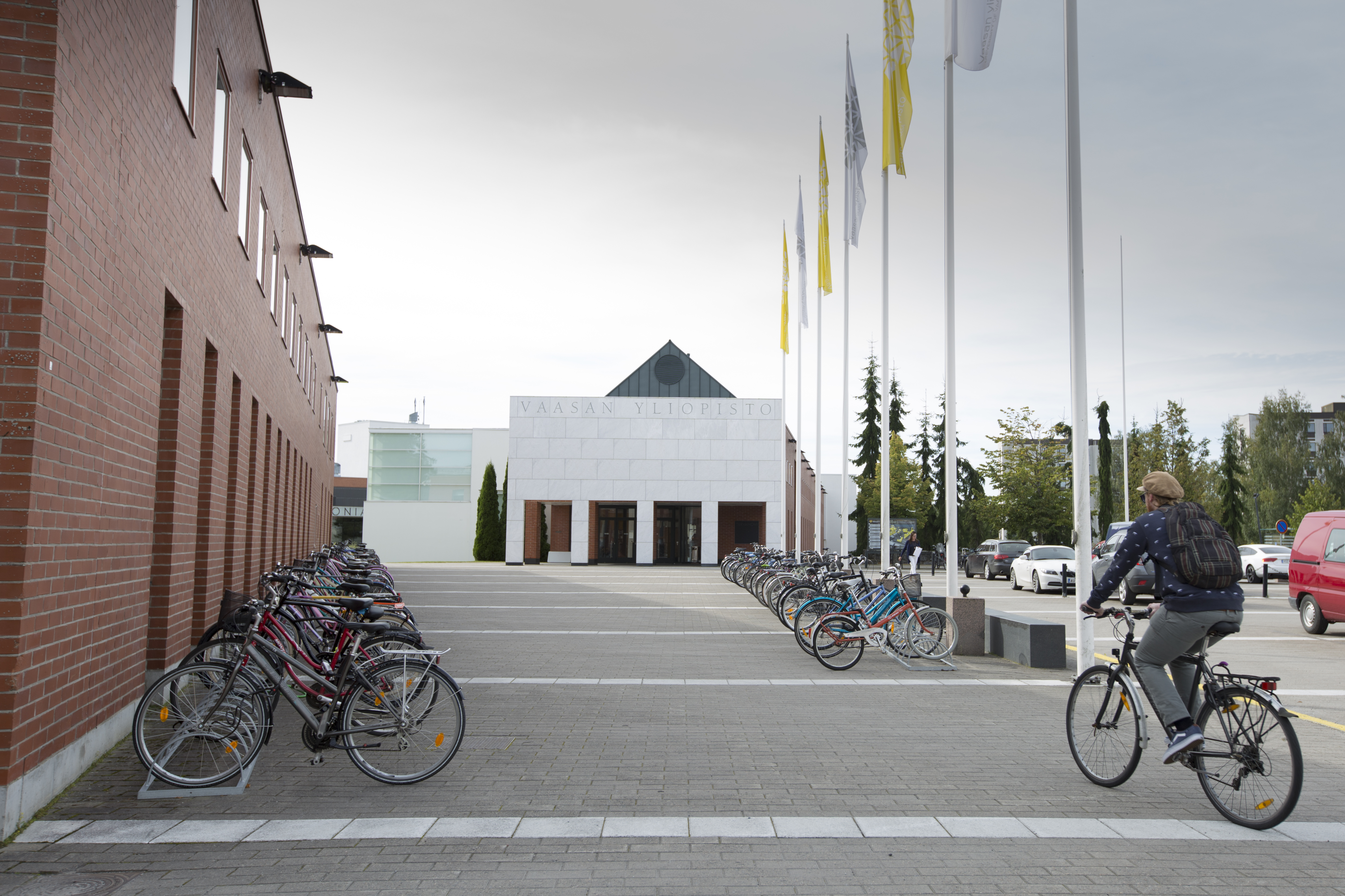 Kampusalue ja Tervahovin marmoriportti.