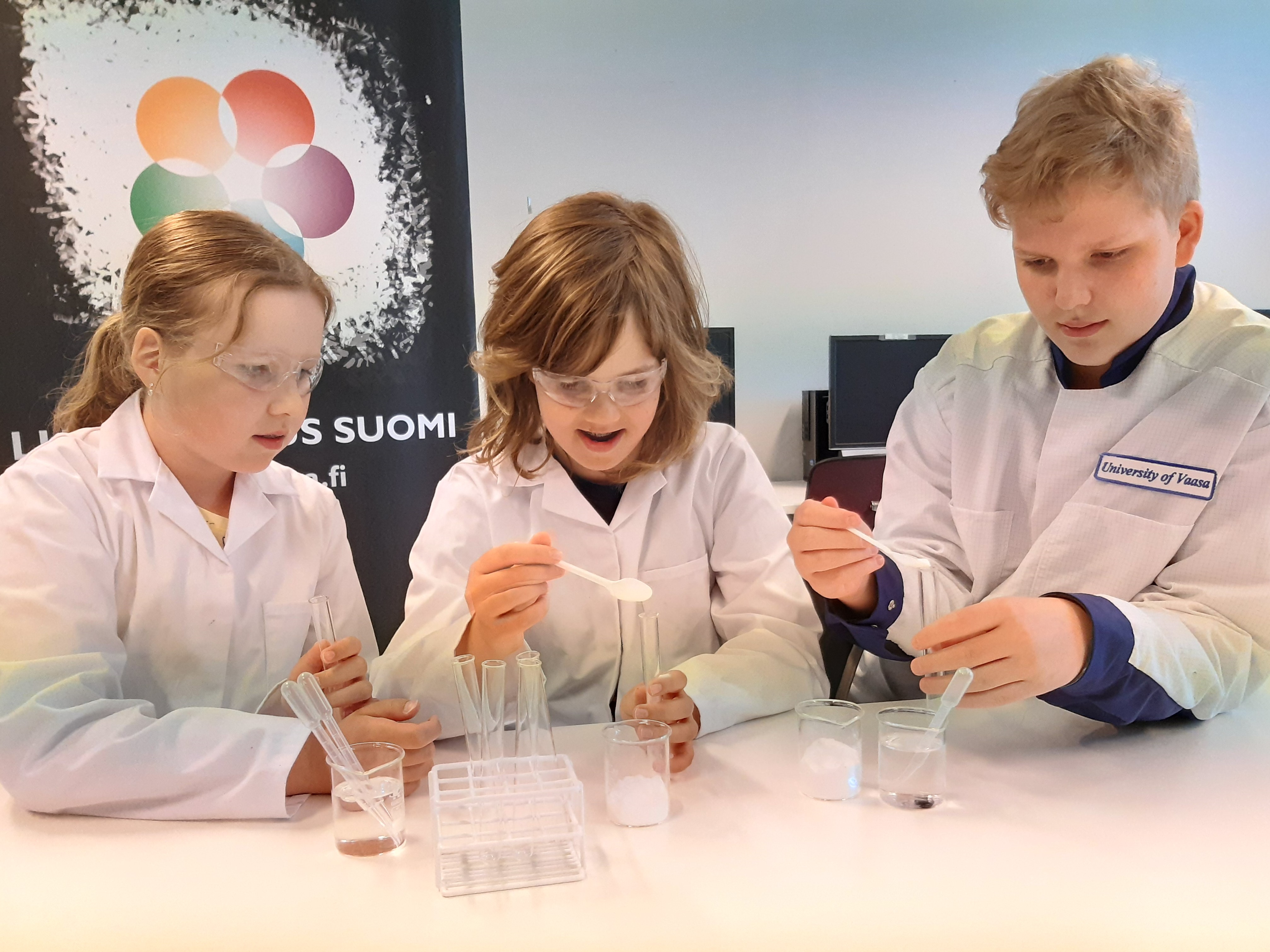 Kolme lasta tutkimassa 