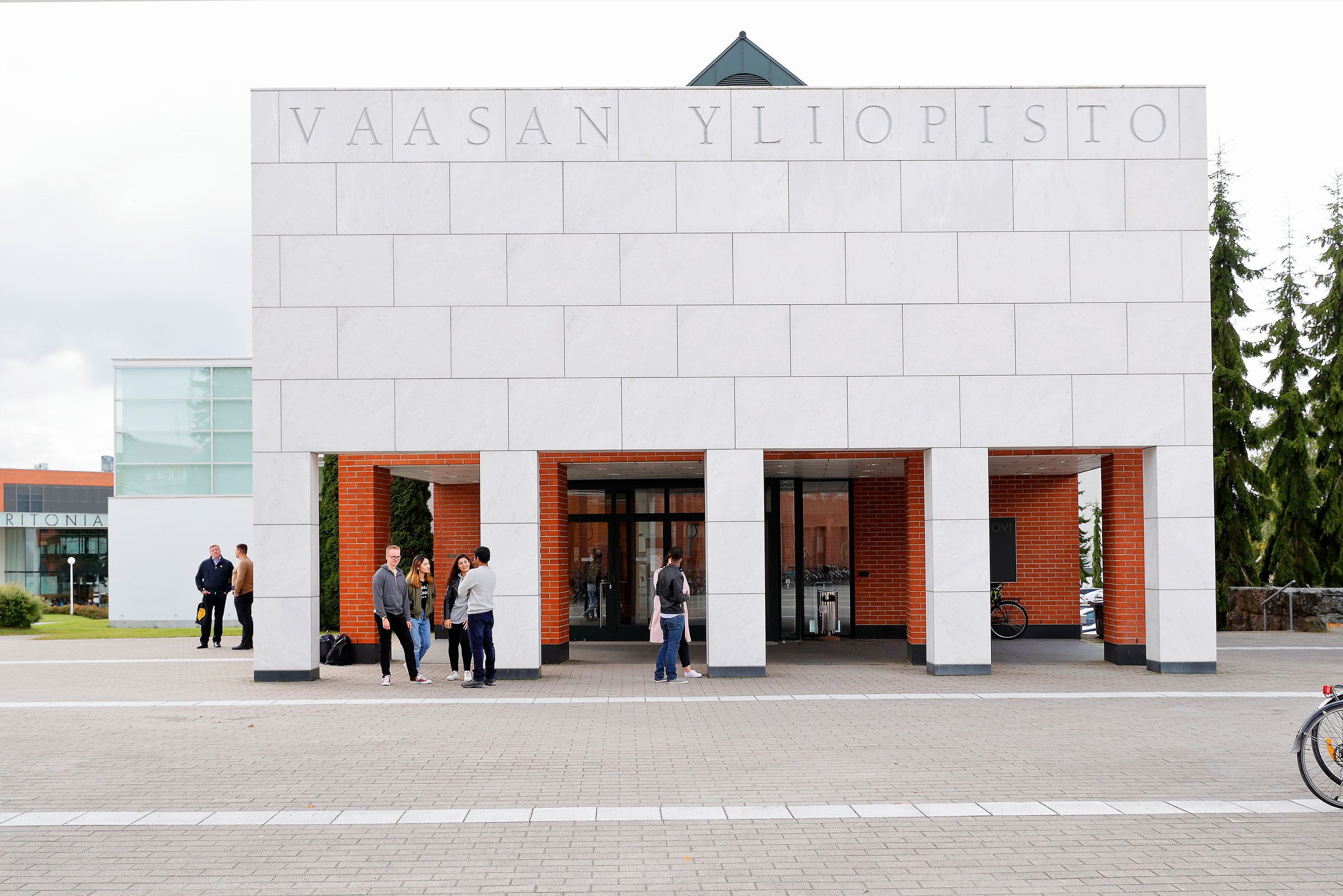 Vaasan yliopiston marmoriportti ja opiskelijoita