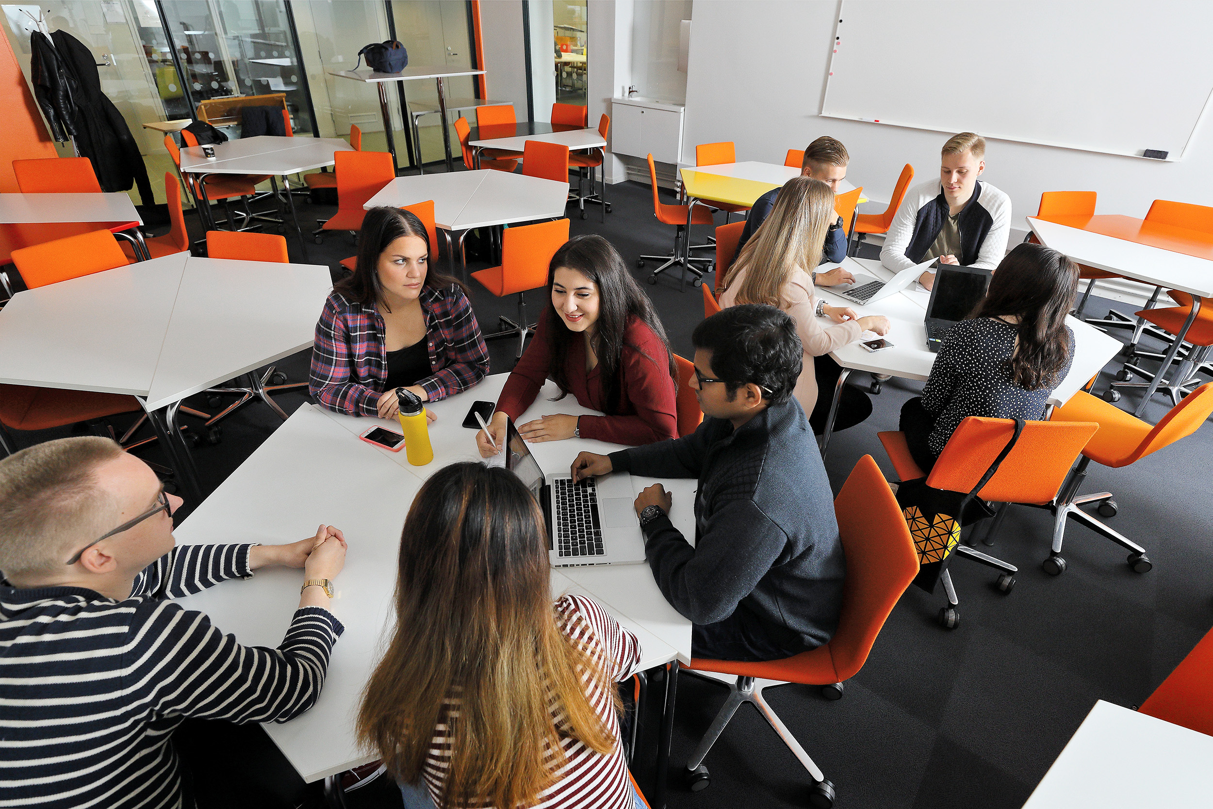 opiskelijoita Vaasan yliopistolla