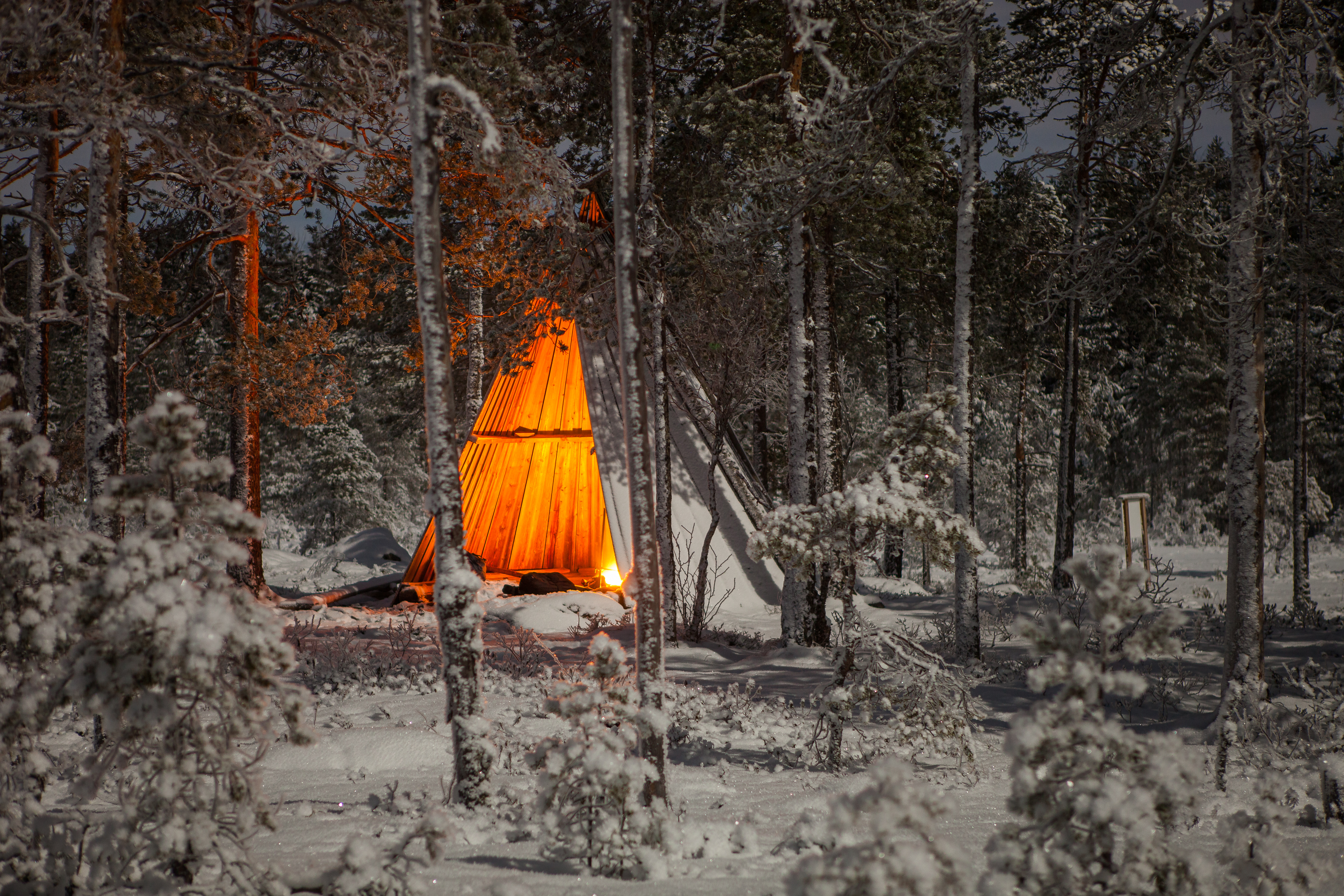 Nuotio ja laavu lumisessa maisemassa