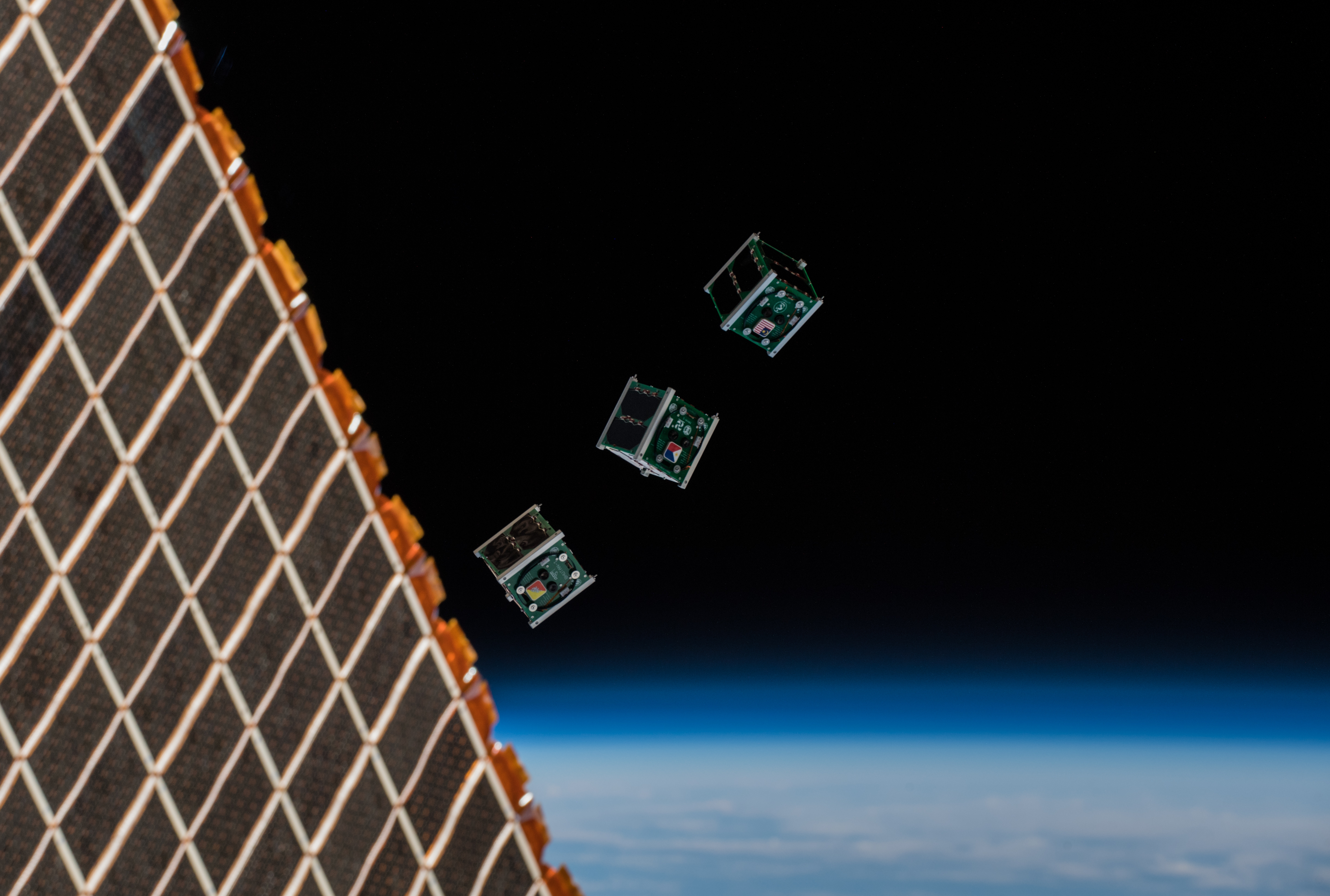 Piensatelliitteja avaruudessa, kuva: ESA