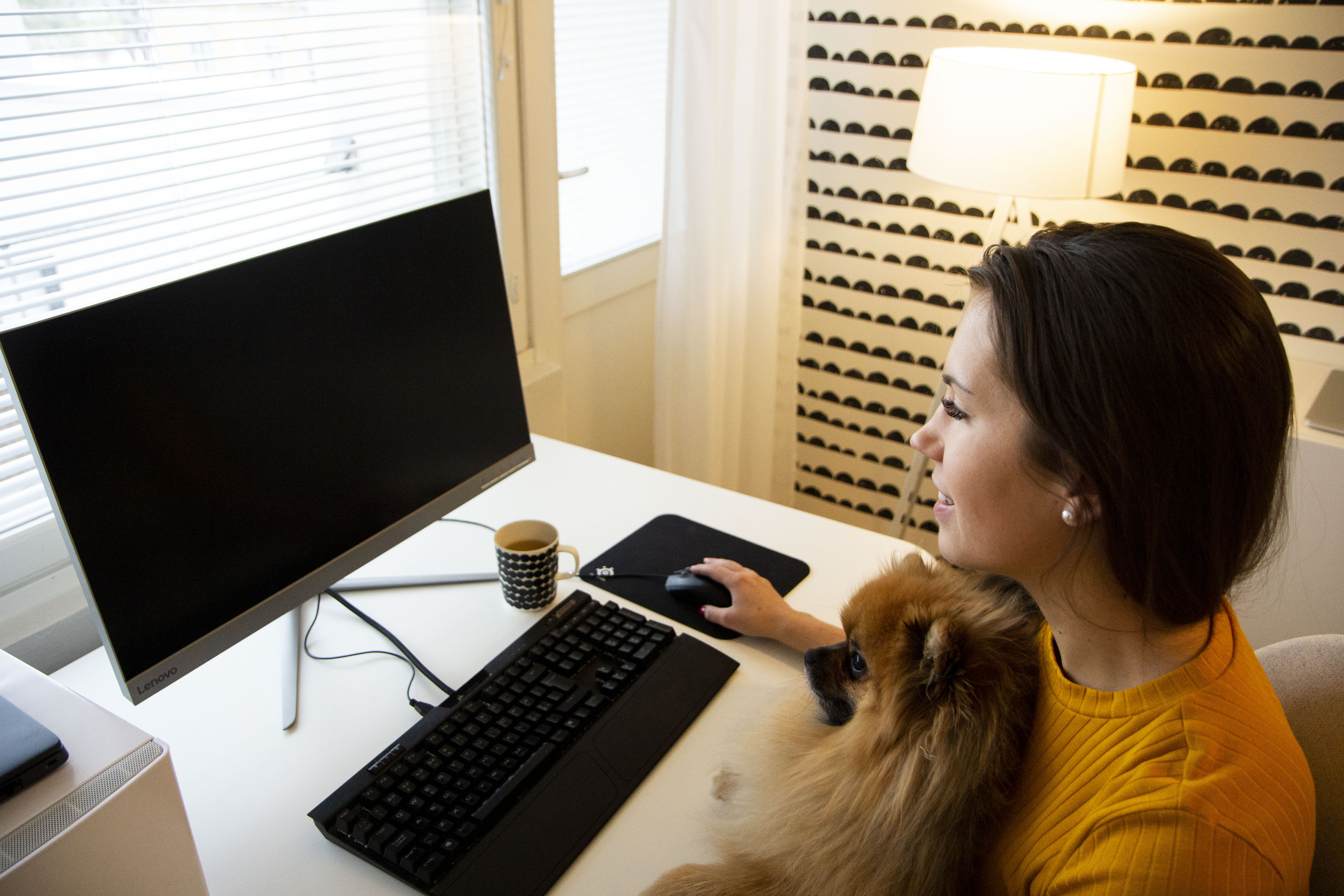 etätyö, nainen ja koira, kuva: Lauri Alkkiomäki