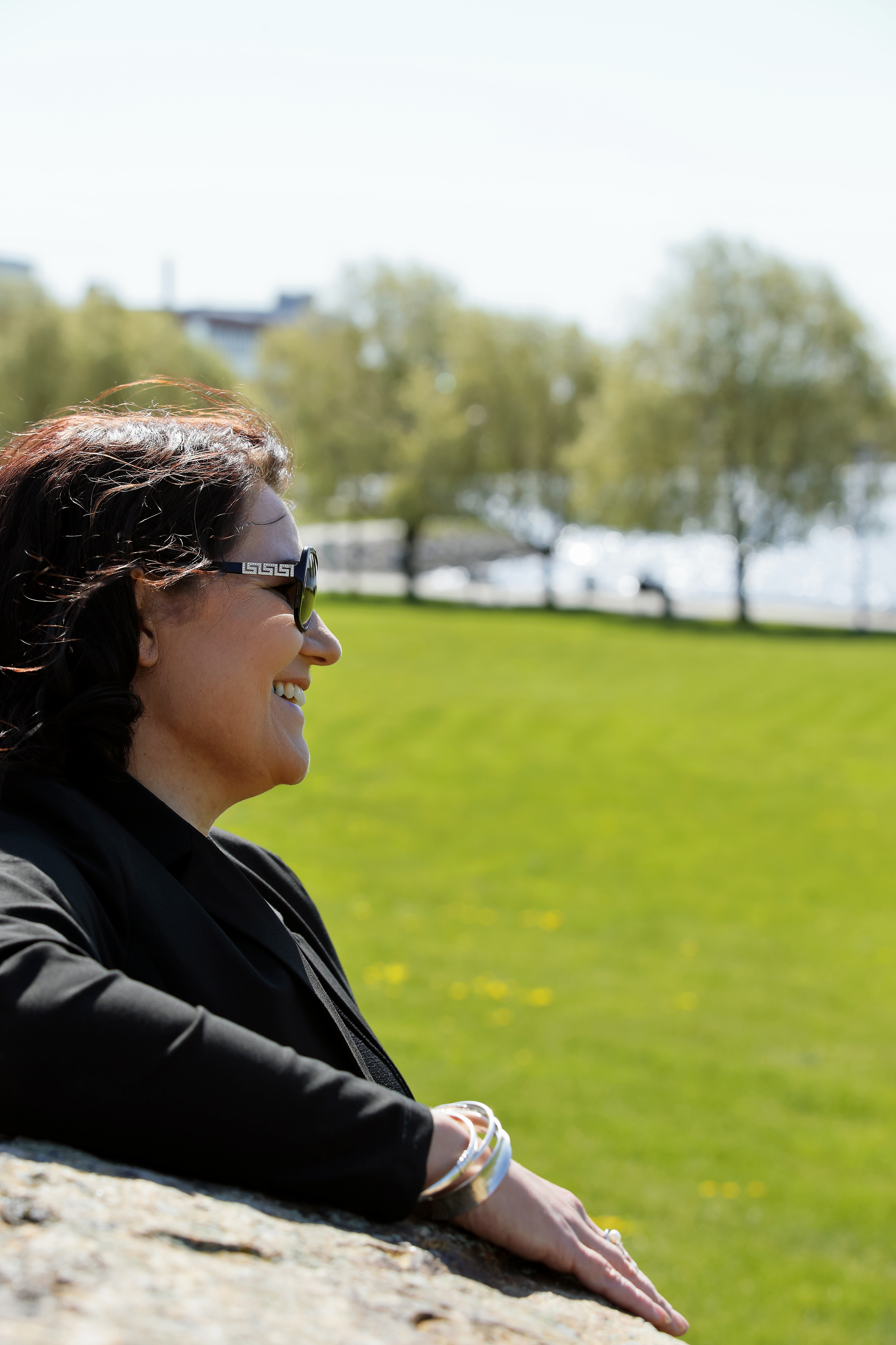 Sivukuva nauravan naisen kasvoista