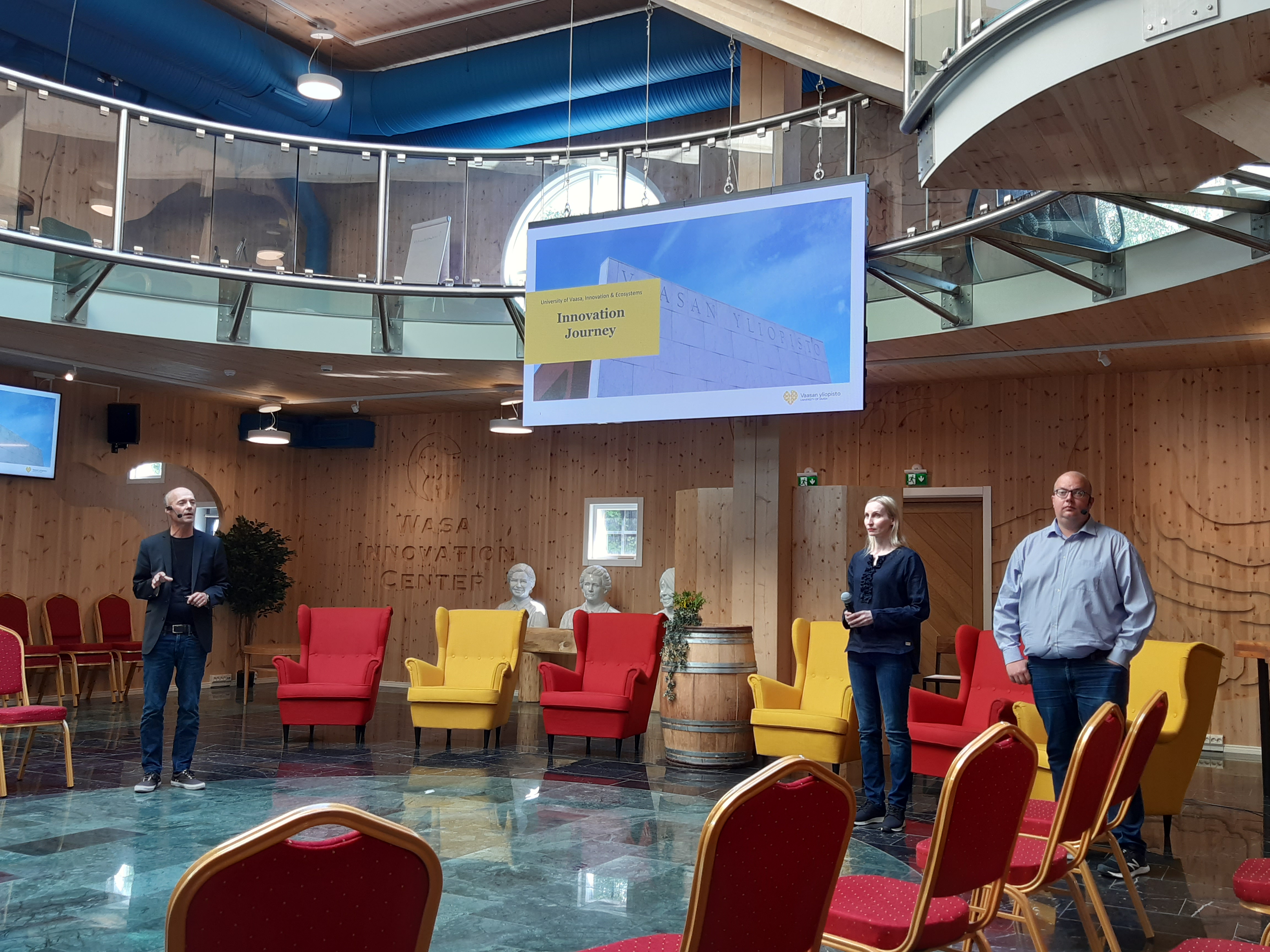 Antti Sinisalo, Leena Kunttu, Philipp Holtkamp kertomassa Innovaatiot ja ekosysteemit -tiimistä