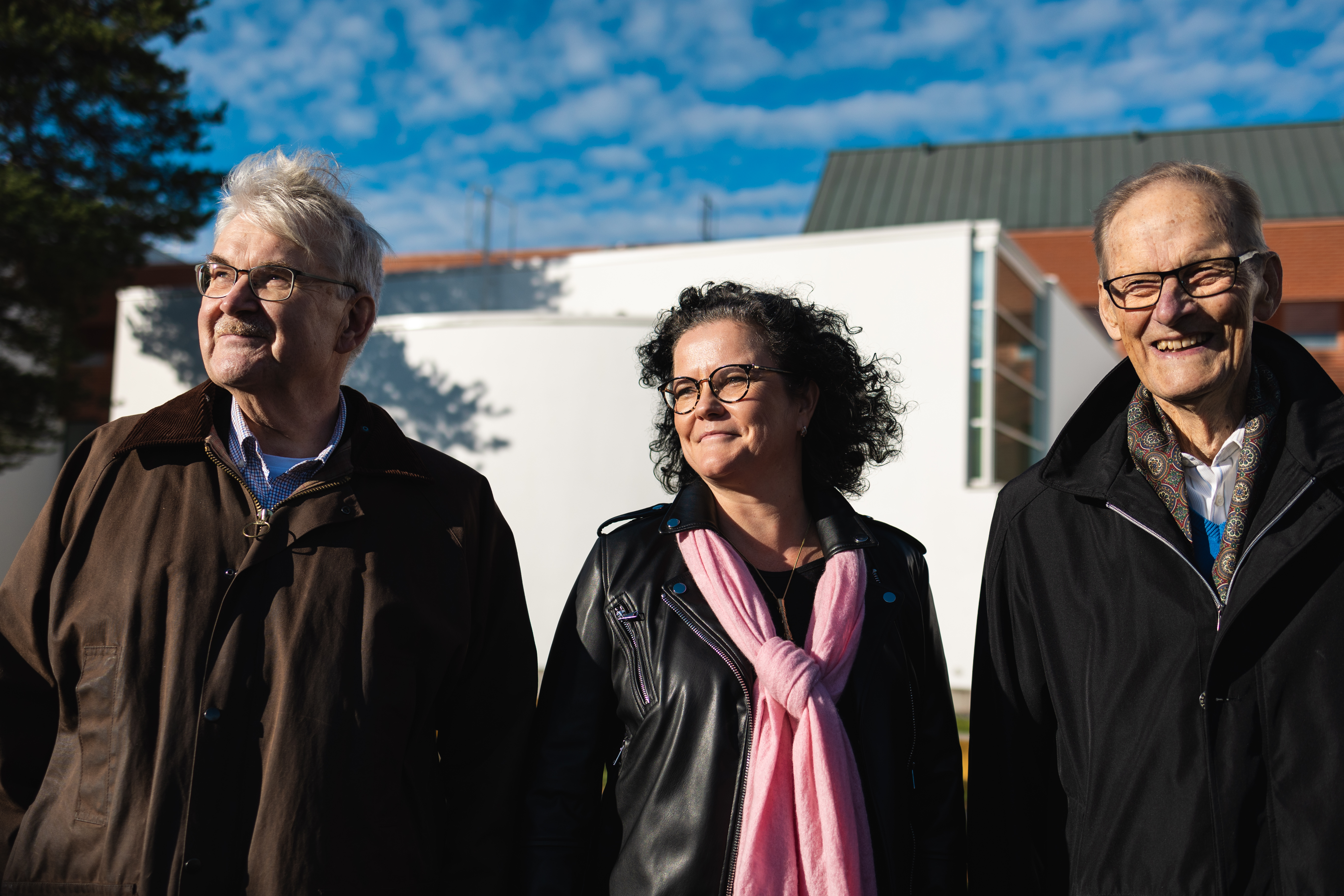 Lahjakirjan otti vastaan yliopiston tutkimuksesta vastaava vararehtori Minna Martikainen säätiön puheenjohtajalta Seppo Nurmelta (vas.) ja asiamies Martti Koskelta (oik.)