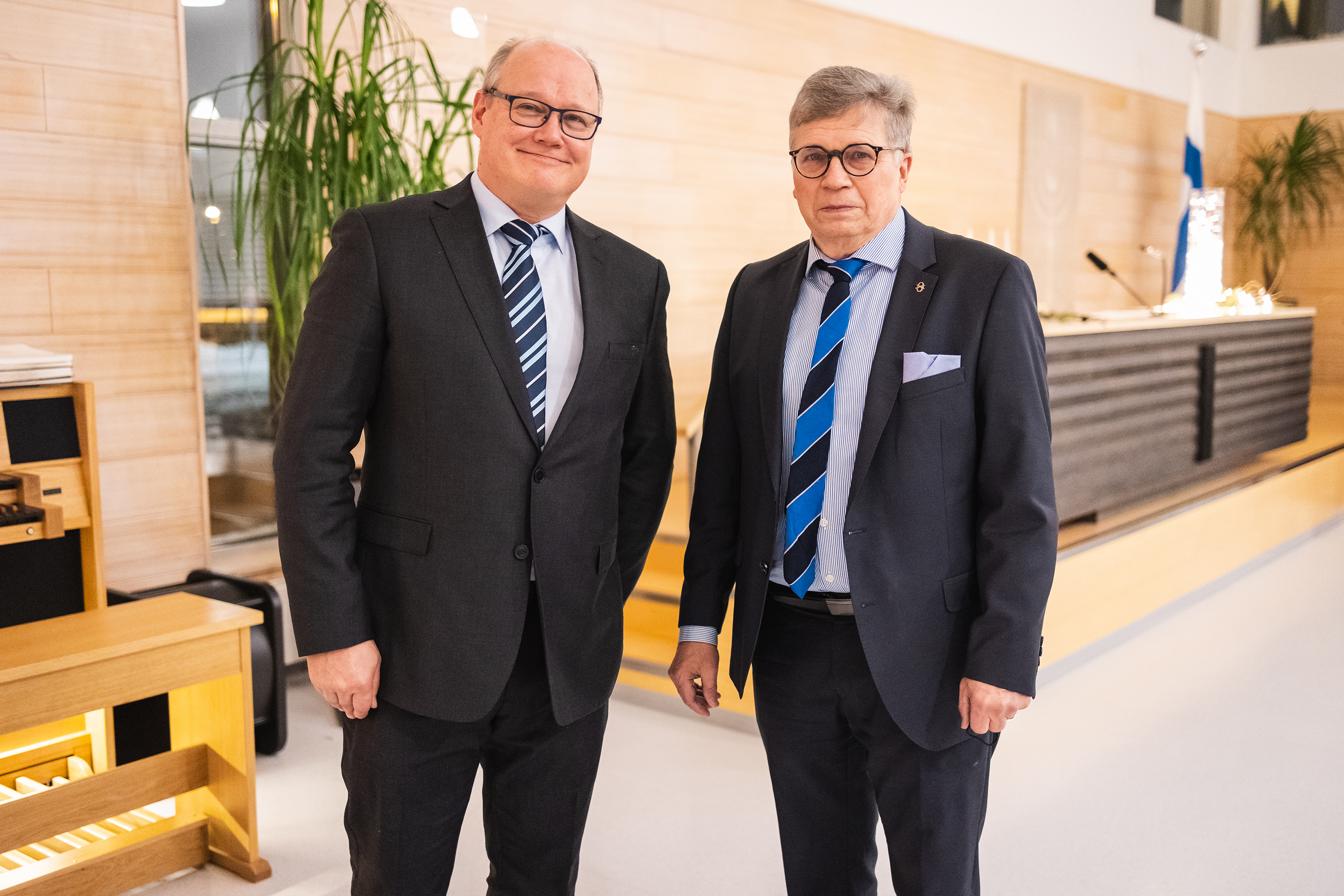 Vaasan yliopiston laskentatoimen professori Marko Järvenpää (vas.) ja Heikki Hurtig