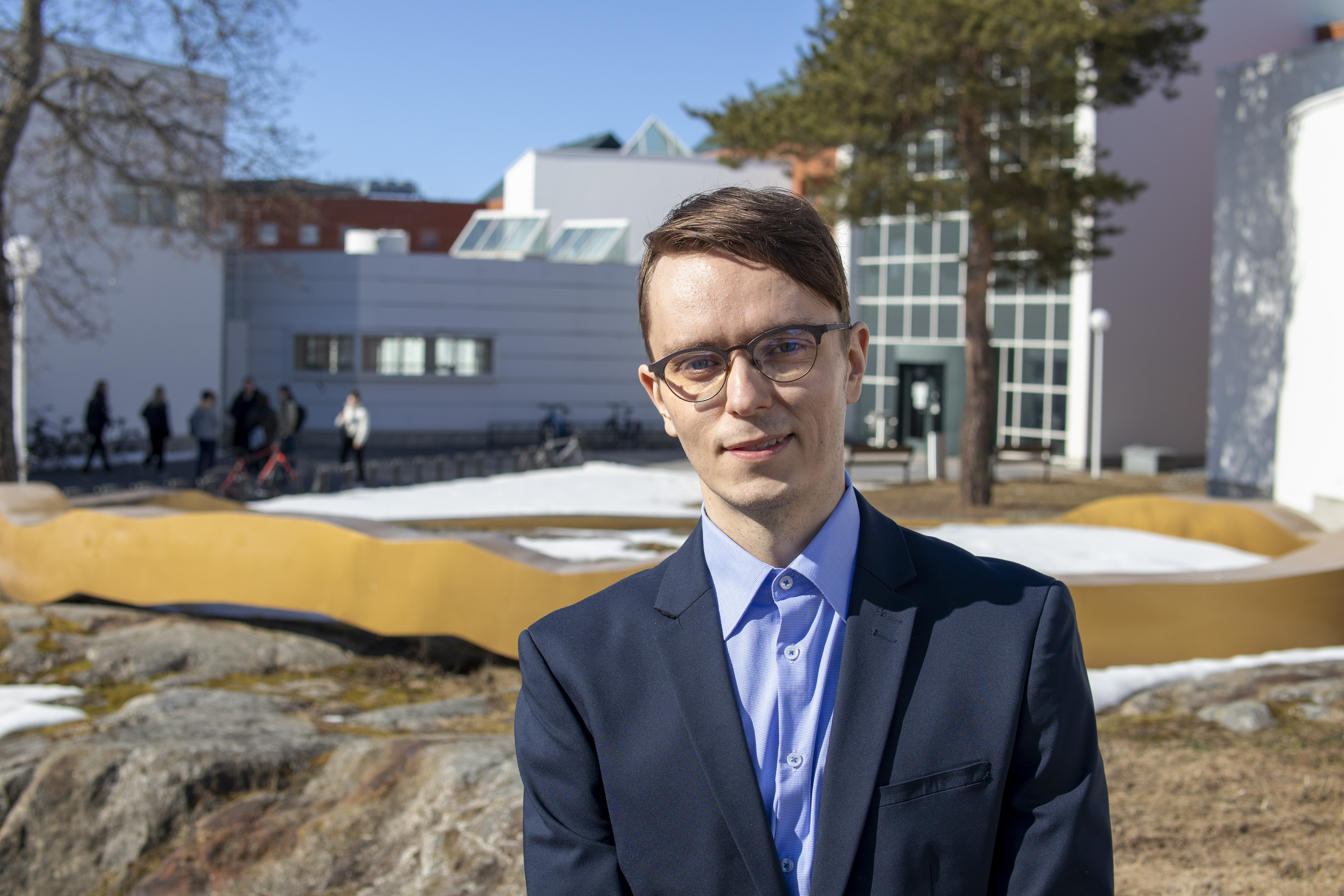 Mikko Karhu Vaasan yliopiston kampuksella