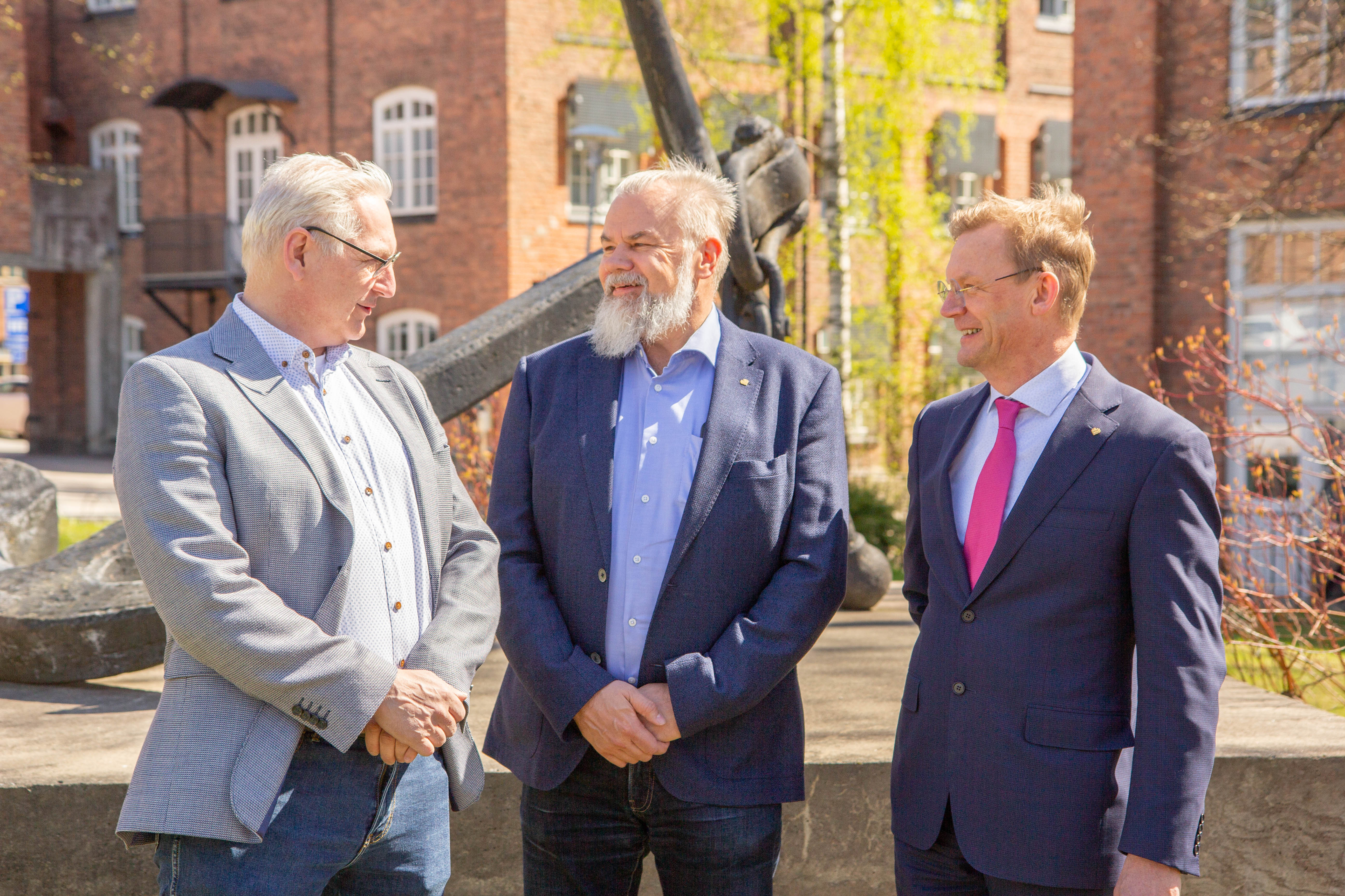 Pasi Tuominen, Harry Linnarinne ja Jari Kuusisto juttelevat kampuksella.