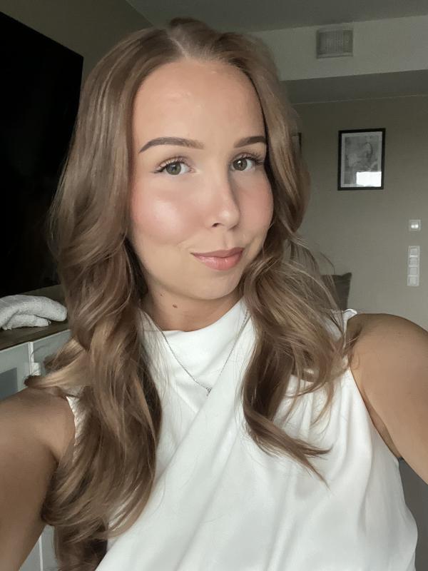 Alexandra Toivosen henkilökuva