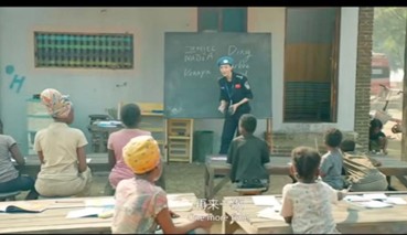 Kuva 2. A. Kiinalainen poliisi pitää oppituntia paikallisille lapsille fiktiivisessä ”Santa Leonnen” valtiossa elokuvassa Formed Police Unit, kuva YouTubesta. 