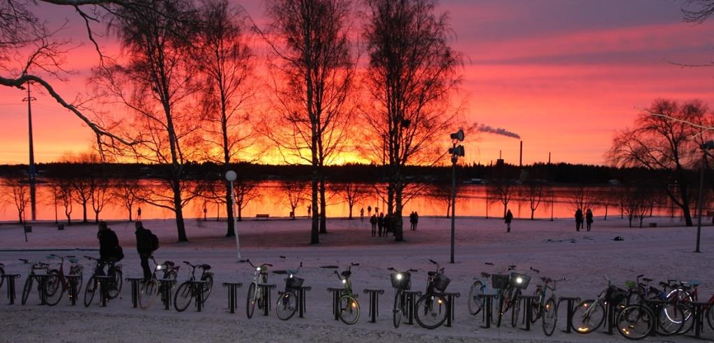 Joulukuinen ilta Palosaaren kampuksella