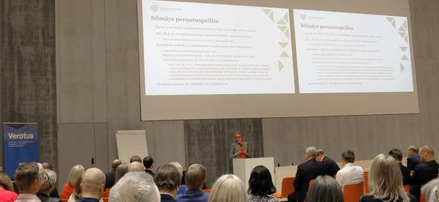 Vaasan vero ei vapise -seminaari keräsi salin täyteen. Puhumassa väitöstutkija Siru Lönnblad Vaasan yliopistosta. Kuva: Annaleena Rajala