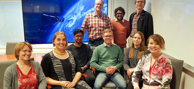 Kvarken Sat -tiimin jäseniä Vaasan yliopistosta: Alhaalta vasemmalta Anna Kietz, Heidi Kuusniemi, Kannan Selvan, Jani Boutellier, Johanna Kalliokoski, Mari K. Niemi, takana Juha Vänskä, Rathan Kumar ja Petri Välisuo.