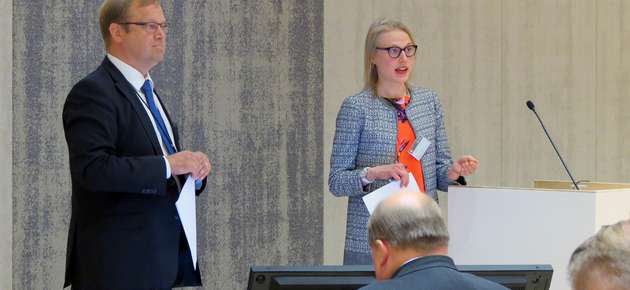 Vaasan yliopiston vero-oikeuden professori Juha Lindgren ja jatko-opiskelija Siru Lönnblad. Kuva: Annaleena Rajala