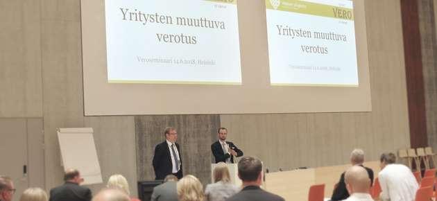 Päivän viimeisenä kommentoi veroasiantuntija Timo Ohvo (oik.) Nokialta. Vieressä vasemmalla professori Juha Lindgren Vaasan yliopistosta. Kuva: Annaleena Rajala.