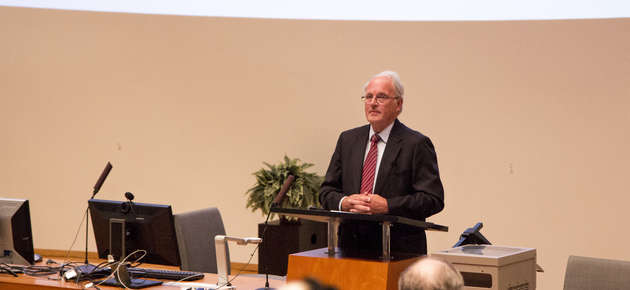 Martti Hetemäkeä kommentoi talouspolitiikan asiantuntija, Vaasan yliopiston hallituksen puheenjohtaja Johnny Åkerholm.
