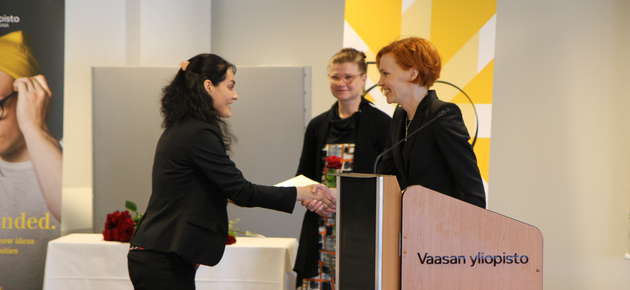 Yliopistosäätiön ja Evald ja Hilda Nissin säätiön apurahat jakoi Vaasan yliopiston tutkijakoulun johtaja, vararehtori Annukka Jokipii. Kuvassa apurahan saa Shaghayegh Ghaffaripour.