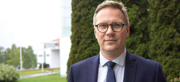 VTL Mats Brandtin väitöskirjan aiheena on valinnanvapaus sosiaali- ja terveyspalveluissa. Hän väittelee perjantaina Vaasan yliopistossa. Kuva: Tiia Alkkiomäki.