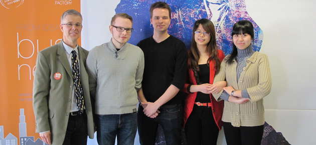 Kuvassa (vas.) BusinessFactory koordinaattori Timo Malin, Mikael Boström (Vaasan yliopisto), Lasse Leinonen (Vaasan yliopisto) ja Trang Le Huyen ja Thuy Linh Vu (Vaasan ammattikorkeakoulu). (Kuva: VAMK).