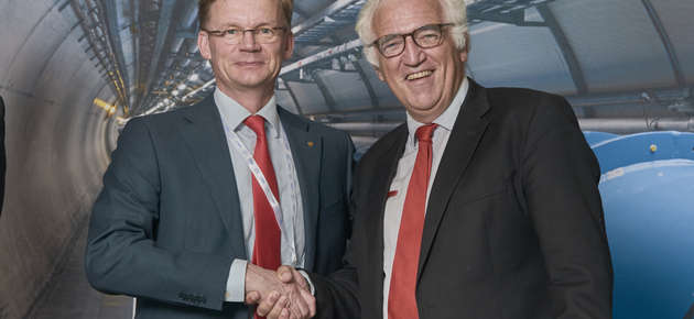 Kuvassa (vas.): Vaasan yliopiston rehtori Jari Kuusisto ja Dr Frederick Bordry, CERN Director for Accelerators and Technology.
