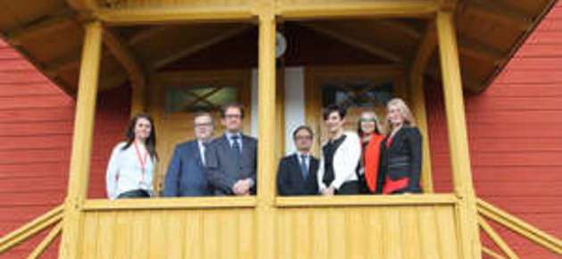 Kuvassa (vas): Lise Linnebjerg (Danfoss), Erkki Antila, Jukka Vesalainen ja Jorma Larimo (Vaasan yliopisto) sekä Tuula Hautamäki, Milla Rintala ja Katja Lassila (Danfoss).