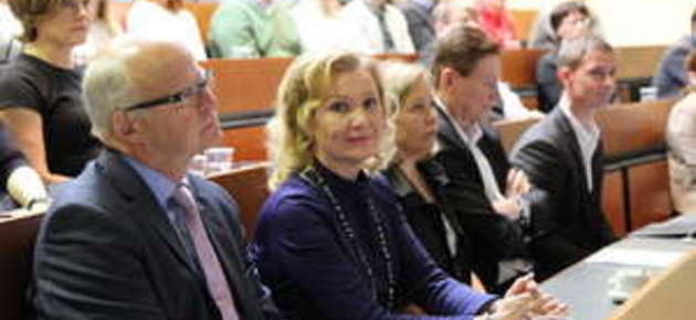 Kuvassa etualalla Liikesivistysrahaston hallituksen puheenjohtaja Reijo Karhinen ja toimitusjohtaja Johanna Vesterinen.