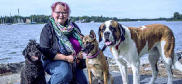 Henna Syrjälä toteaa, että lemmikinomistaja tekee monia kotitalouttaan koskevia kulutusvalintoja lemmikkinsä ehdoilla.