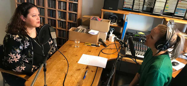 Kuuntele Oivalluksia-podcastia. Toisessa jaksossa tutkijatohtori Susanna Kultalahti (vas.) kertoo millenniaaleista eli Y-sukupolvesta työelämässä. Juontajana toimittaja Miia Kahila.