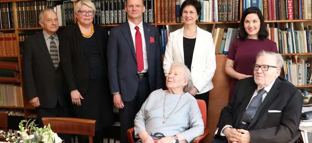 Kyösti Virrankoski, Tritonian johtaja Anne Lehto, Rehtori Jari Kuusisto, kansliapäällikkö Anita Lehikoinen ja opetusministeri Sanni Grahn-Laasonen. Etualalla ministeri Numminen puolisonsa kanssa. Kuva: Matti Remes