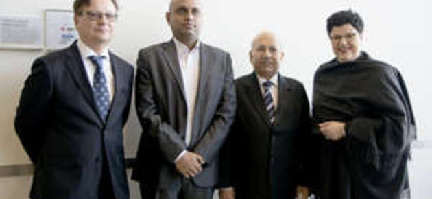 Jorma Larimo, Narashima Boopathi, Intian suurlähettiläs Ashok Kumar Sharma ja Francesca Cucinotta.