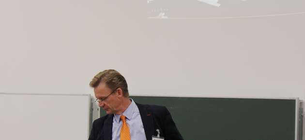 Rehtori Jari Kuusisto esitteli Vaasan yliopiston tulevaisuuden suunnitelmia konferenssiyleisölle.