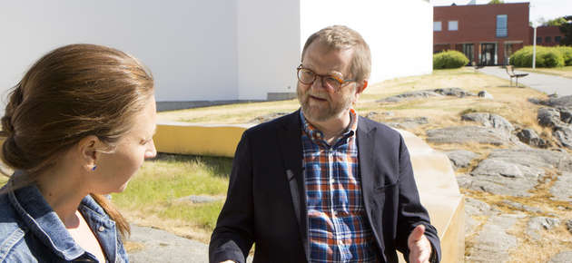 Professori John Thøgersen Aarhusin yliopistosta (oik.) ja Vaasan yliopiston markkinoinnin tutkija Petra Berg keskustelivat leppeässä kesäsäässä Vaasan yliopiston kampuksella.