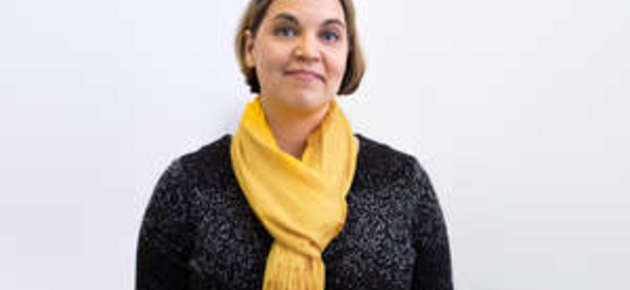 Heidi Kuusniemi aloittaa Digital Economy -tutkimusalustan johtajana. Tehtävässä häntä kiinnostaa Vaasan yliopiston uudistamisen määrätietoinen suuntaaminen ja mahdollisuus hyödyntää osaamistaan ja verkostojaan laajassa yhteistyössä. (Kuva: Anssi Turunen)