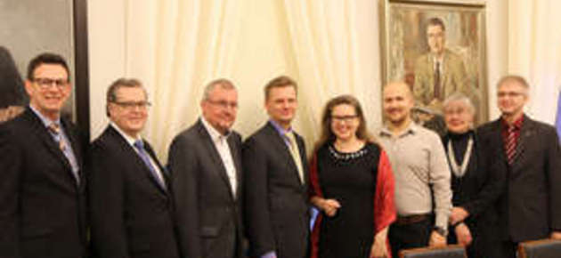 Kuvassa (vas): Mika Palosaari, Erkki Antila, Matti Jakobsson, Jari Kuusisto, Johanna Ahopelto, Jussi Sievänen, Maarit Vesapuisto ja Ilkka Raatikainen.