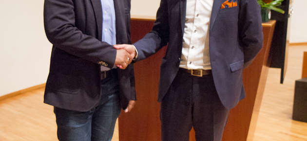 Tutkijatohtori Anupam Dutta ja Pohjanmaan kauppakamarin toimitusjohtaja Juha Häkkinen.