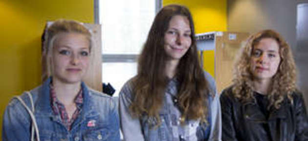 Lucina Rudolff, Karina Jasiewicz ja Paulina Liutkuté opiskelevat suomea, koska kokevat sen tärkeäksi tulevaisuuden työnhaussa.