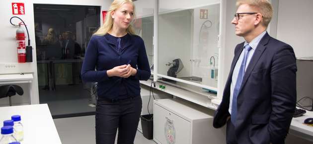 Erikoistutkija Katriina Sirviö esitteli ministeri Kimmo Tiilikaiselle VEBICin polttoainelaboratoriota ja polttoainetutkimusta.