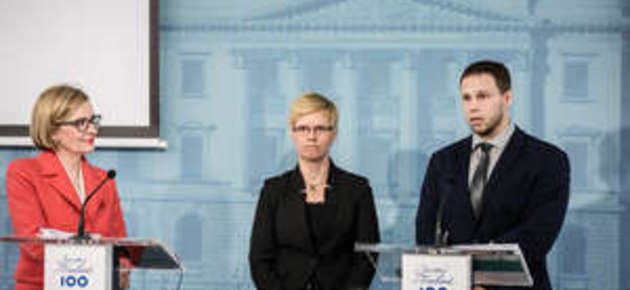 Ministeri Paula Risikko, tutkija Alisa Puustinen ja dosentti Harri Raisio esittelivät tutkimuksen tuloksia.Satu Sisättö/Valtioneuvoston kanslia