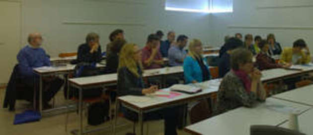 Kansainvälisen tutkijaverkoston jäseniä keskustelemassa monikielisyydestä. Medlemmar i det internationella forskarnätverket diskuterar flerspråkighet. Members of the international researcher network discuss multilingualism. (Photo: Katri Karjalainen)