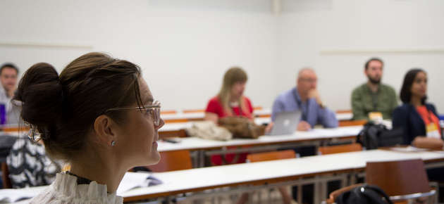 Markkinat eivät ole monoliitti, vaan toimijat muokkaavat markkinoita jatkuvasti. Kuvassa etualalla yrittäjyyden professori Annika Tidström Vaasan yliopistosta.