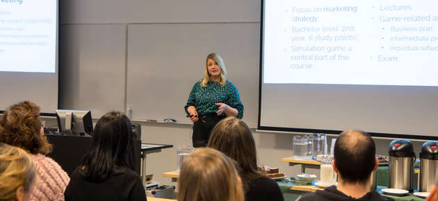 Päivi Borisov kertoi seminaariyleisölle Vaasan yliopiston markkinoinnin kurssilla käytettävästä simulaatiopelistä.