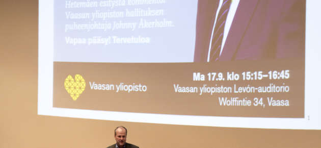 Taloustieteen professori Hannu Piekkola avasi luentotilaisuuden.