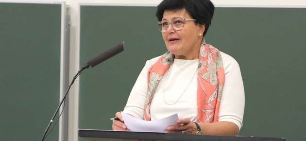 Markkinoinnin professori Pirjo Laaksonen kertoi konferenssin sisällöstä avauspuheenvuorossaan keskiviikkona.
