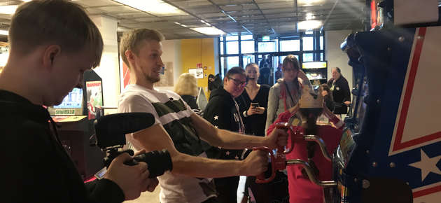 Roni Back kokeili nyrkkeilypeliä Vaasa Game Dayssa. Kuva: Tiina Rantakoski