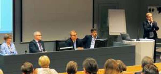 Veroseminaarin panelisteina olivat Marianne Malmgrén (VM), Tero Honkavaara (EK), Sami Koskinen (Verohallinto), Petri Harsu (KPMG) ja Juha Lindgren (Vaasan yliopisto).