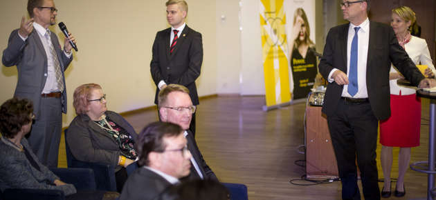 Tilaisuudessa käytiin hyvää keskustelua. Professori Timo Rothovius ehdotti pääministeri Sipilälle osakesäästötilin perustamista.