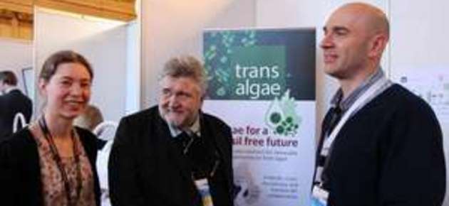 Transalgae-projekti oli esitteillä tapahtumassa. Keskellä tutkimusjohtaja Erkki Hiltunen.